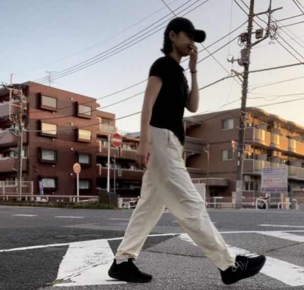 ウォーキングする女性