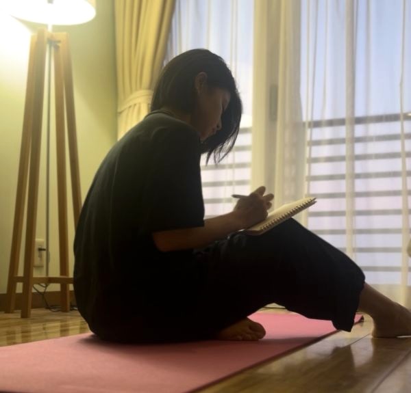 ノートに書きこむ女性