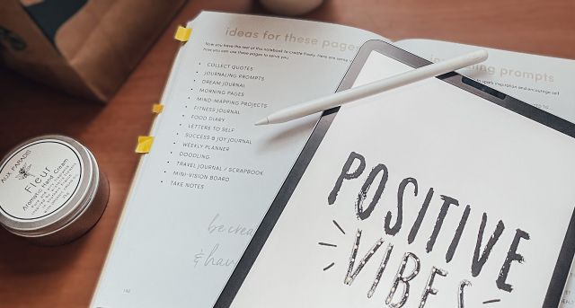 本とタブレット