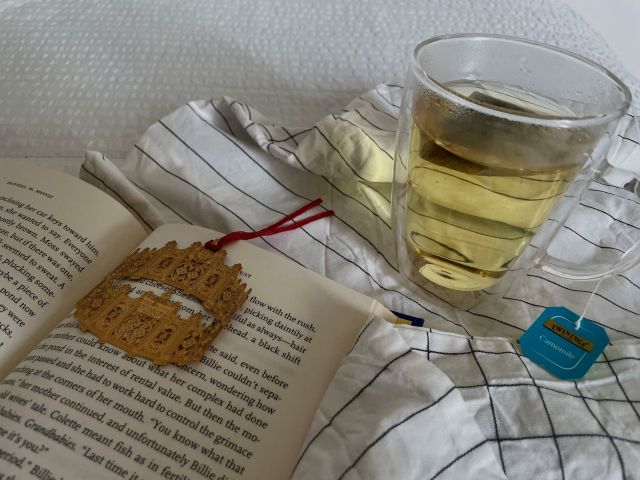 本とカモミールティー