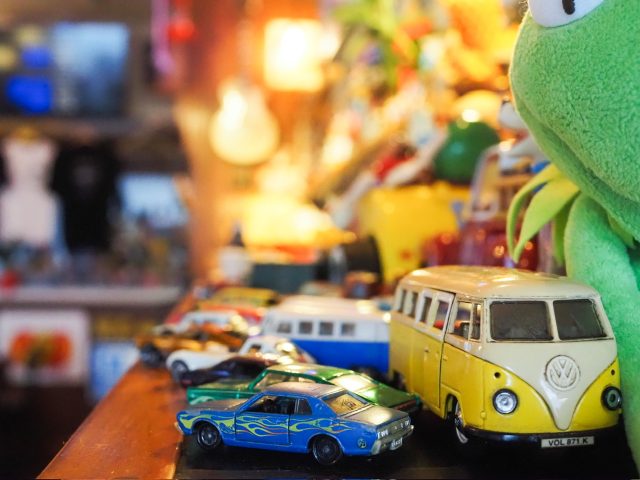 パンケーキ専門店「カフェ マチルダ」店内　ミニカー