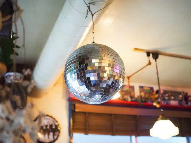パンケーキ専門店「カフェ マチルダ」店内　ミラーボール