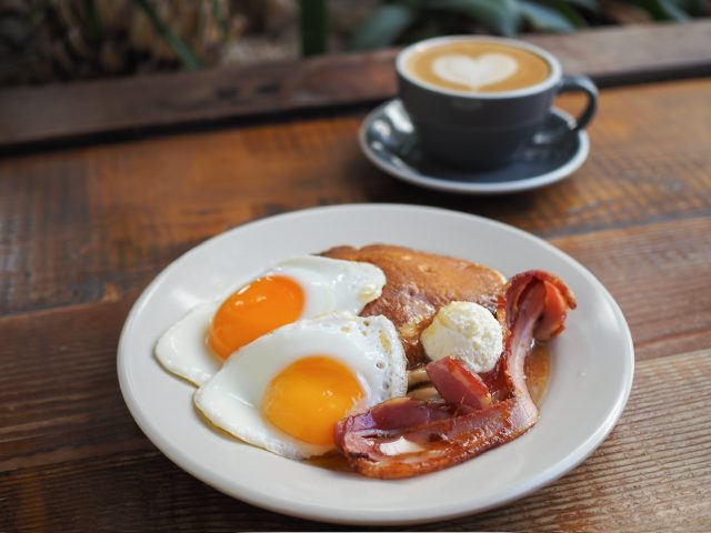 パンケーキとオーツミルクラテ