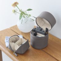 毎日使いたい！きれいめ×機能派「フェイクレザーポーチ」3選