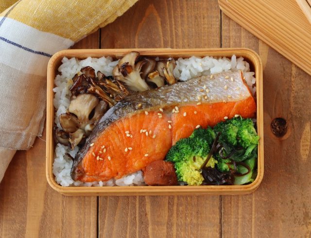 「鮭とまいたけのバター焼き」「ブロッコリーのレンジ蒸し」2品弁当