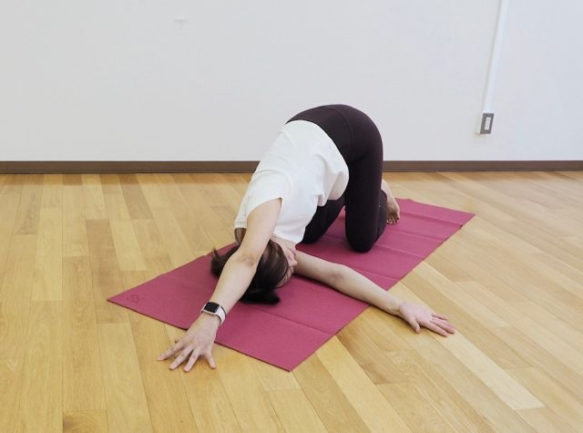 針の糸通しのポーズ