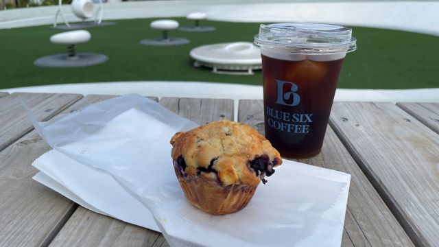 ブルーベリーマフィンとアイスコーヒー