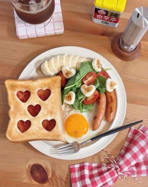 ハート型にくり抜いた食パンの朝ごはんプレート