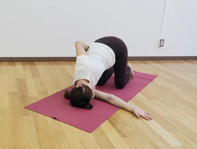 針の糸通しのポーズ