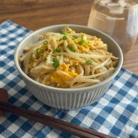 一食たった50円！バター香るふわとろ「もやし卵とじ丼」で節約朝ごはん