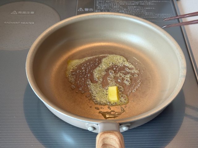 フライパンにバター