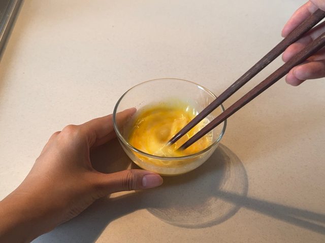 卵液を混ぜる