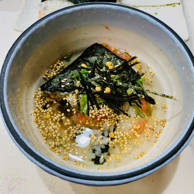明太子＋高菜のおにぎりをお茶漬けに