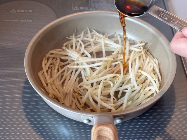 もやしを炒める様子