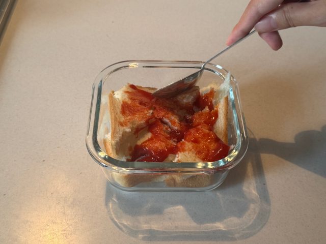 ケチャップを全体に塗り広げる