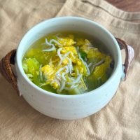 サッと作れる朝の一杯！「レタスと玉子の和風春雨スープ」レシピ