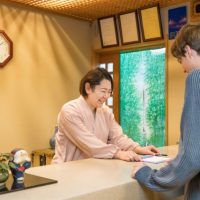 「近くにスーパーはありますか」を英語で言うと？