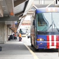 「バスはホテルの前に止まります」は英語でどう言うの？