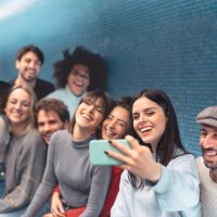 「このスマホで写真を撮ってもらえますか」を英語で言うと？