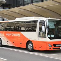 「空港行きのバスを予約できますか」を英語で言うと？