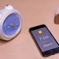 朝起きられない…を卒業！続けやすい「早起きのコツ」3つ