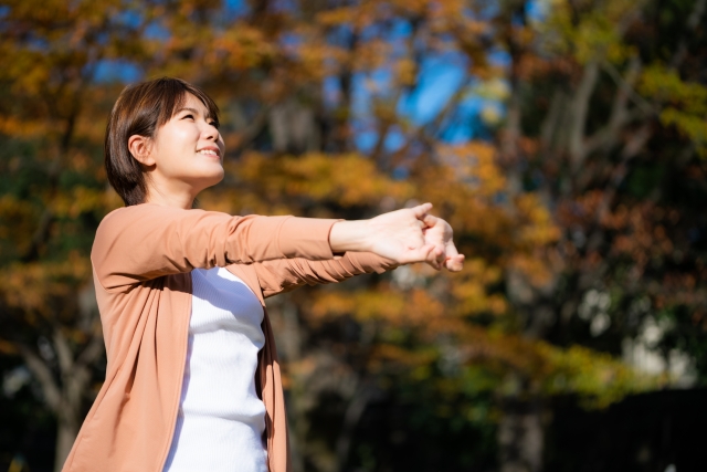 屋外でリラックスする女性