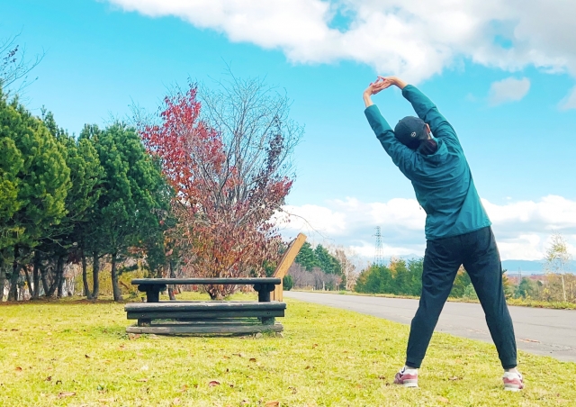 屋外でストレッチする女性