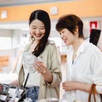 一言添えて印象アップ！「お土産を渡すとき」に添えたい言葉