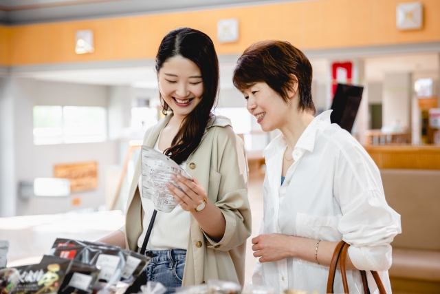 買い物中の女性2人