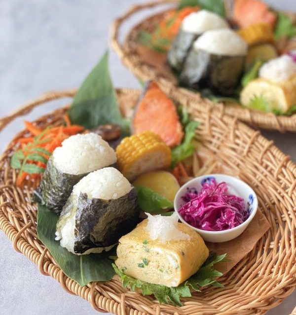 かごに盛り付けたおにぎりの朝ごはん