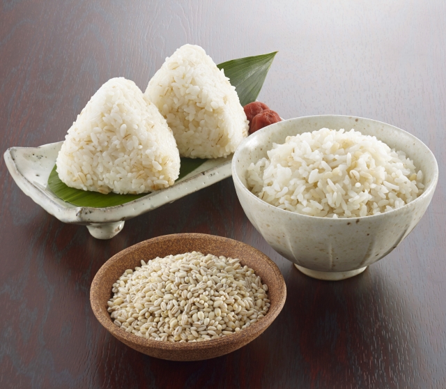 穀物を混ぜたおにぎり