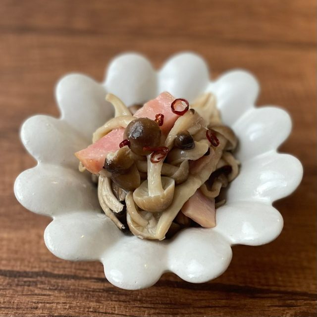 しめじとベーコンのペペロンチーノ炒め