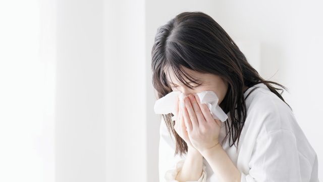 くしゃみする女性 