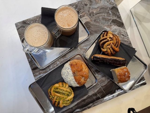 数種類のパンとコーヒー