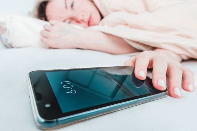 スマホに手を置く女性