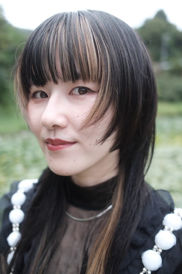 黒髪＆ハイライトの女性