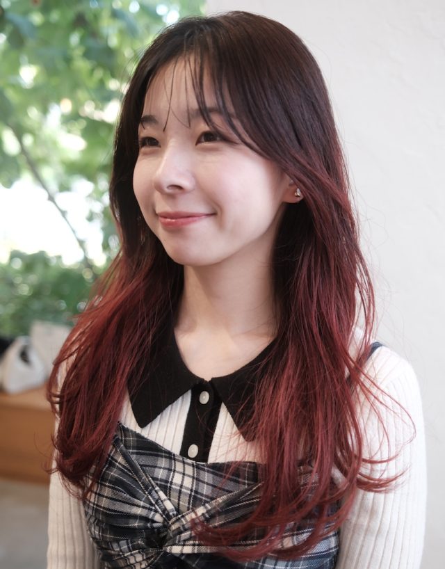 ロングヘアの女性の横顔