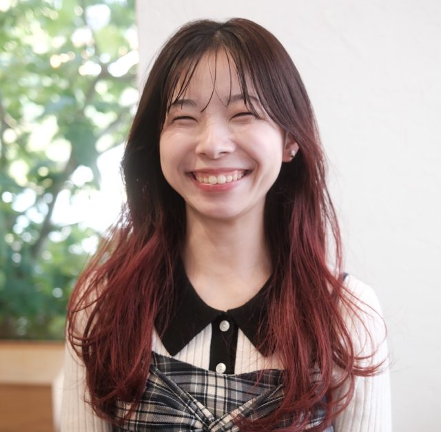 笑顔のロングヘアの女性