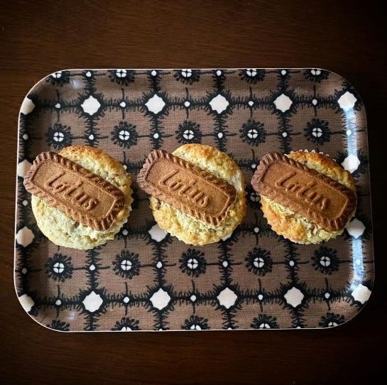 ビスケットをのせたマフィン