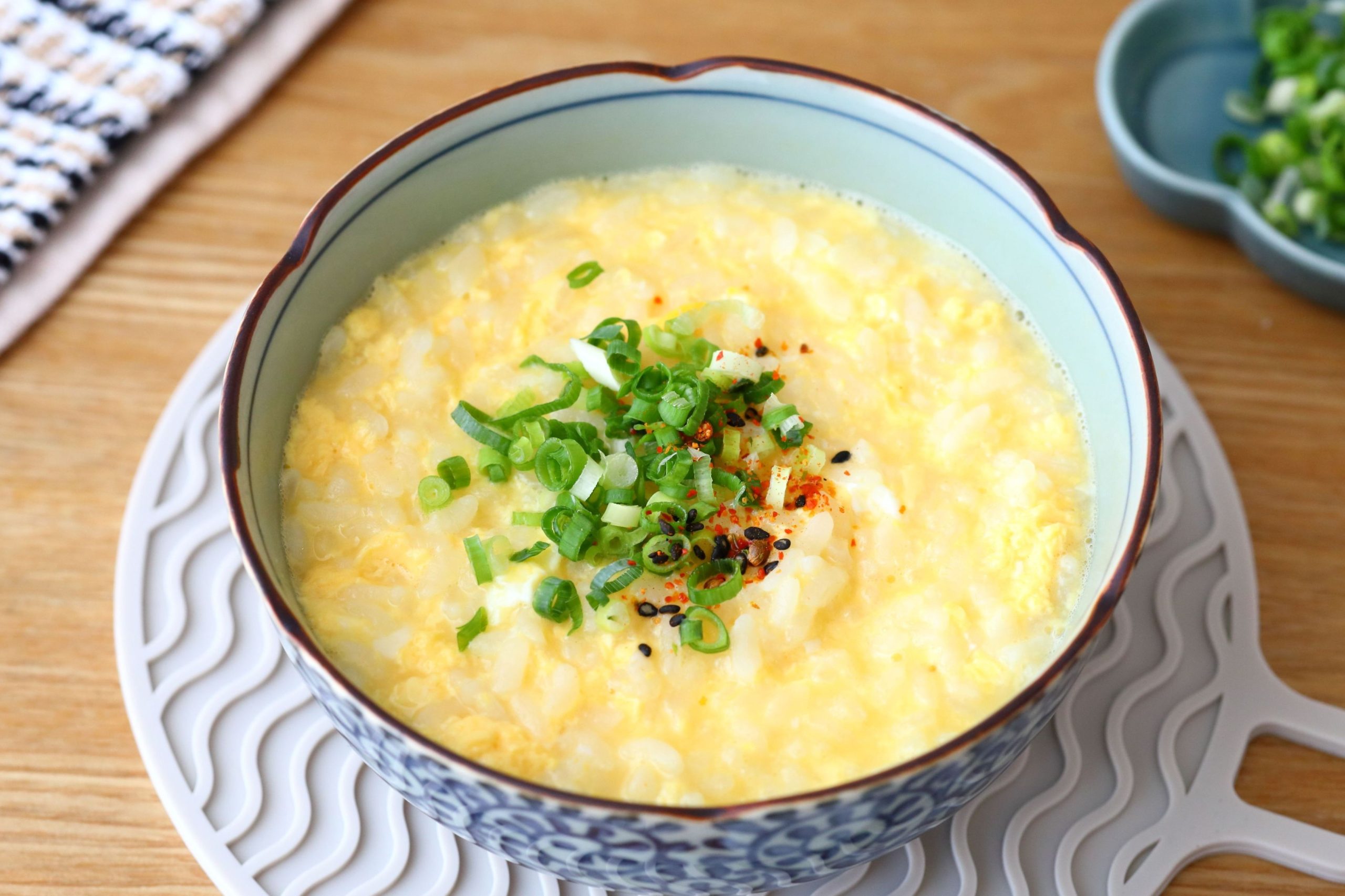 レンジだけで極上!5分でできる「白だしチーズたまご雑炊」