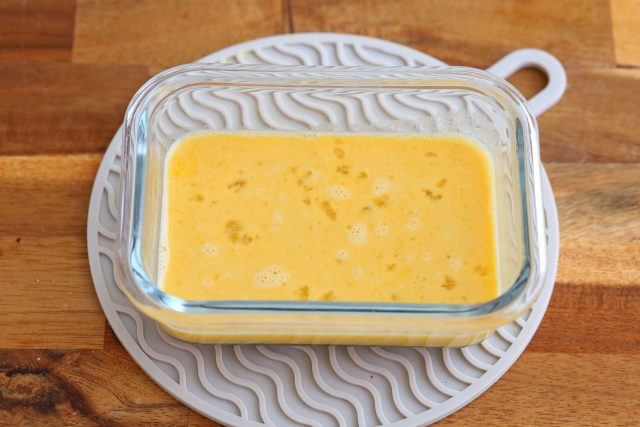 耐熱容器に入れたプリン生地