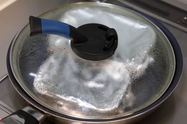 耐熱容器をフライパンに入れる