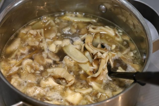 鶏肉とごぼうを鍋で煮こむ