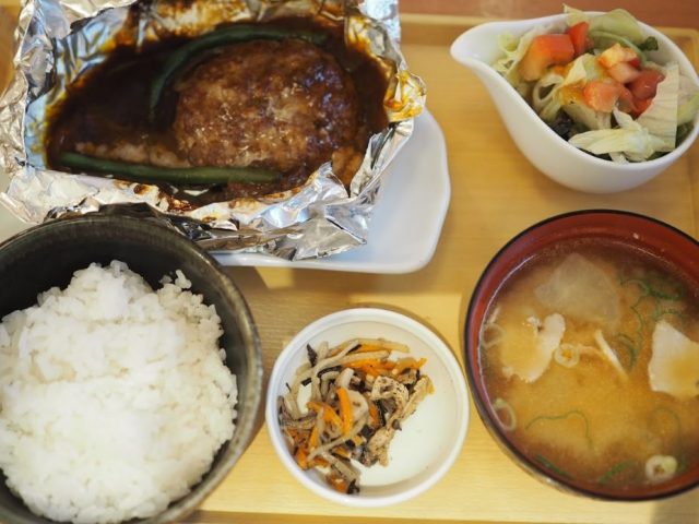 包み焼きハンバーグの朝定食
