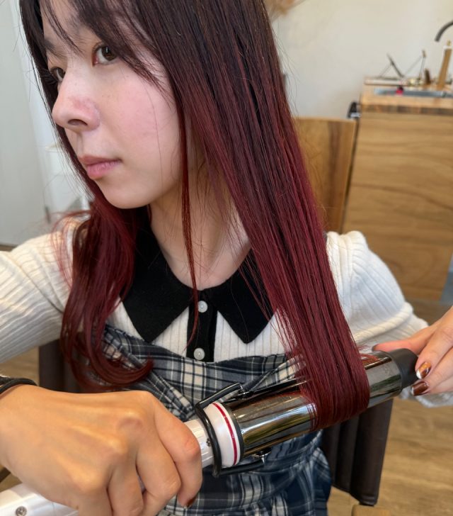 毛先をヘアアイロンで巻く