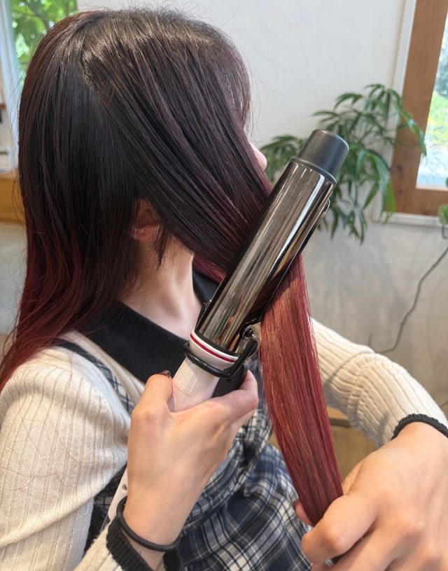 サイドの髪をリバース巻にする