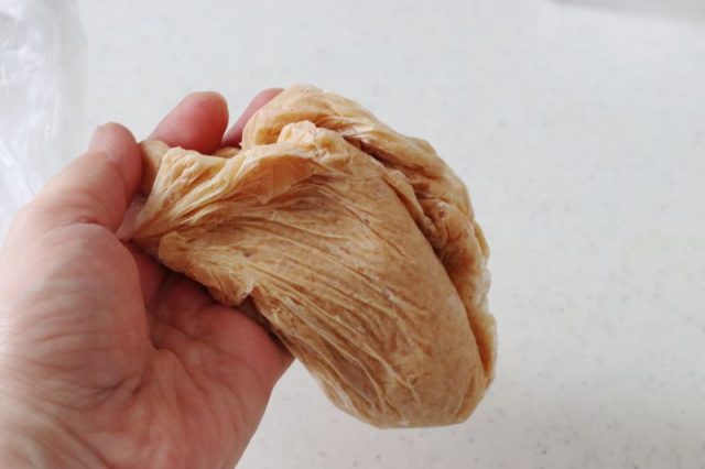 ポリ袋に入れた鶏ひき肉と調味料