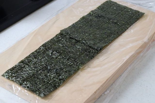 ラップの上にのせた海苔