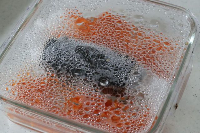 耐熱容器に入れた鶏ひき肉と人参