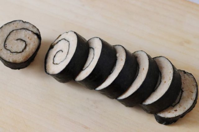 カットした鶏ひき肉の海苔巻き